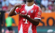 九游娱乐app下载-拜仁年轻球员晋升一线队，受到队友祝贺