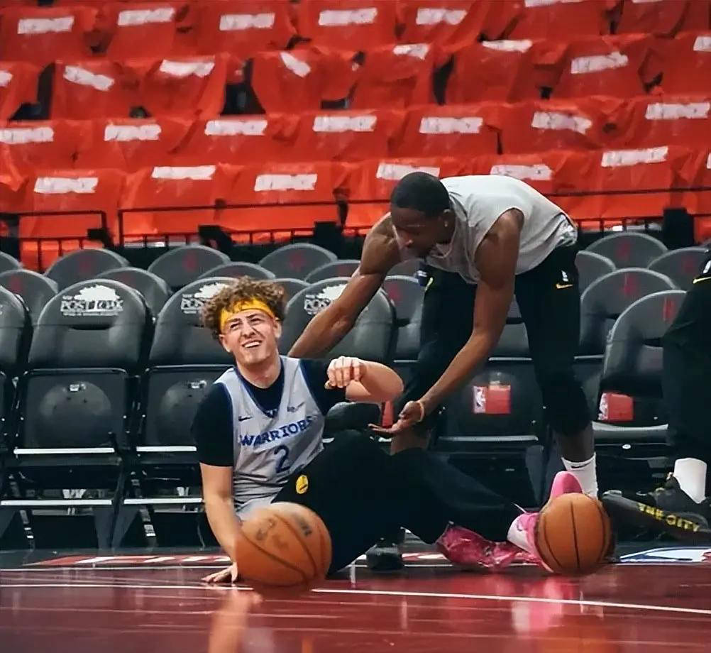 勇士的进攻在比赛中展现出无穷潜力