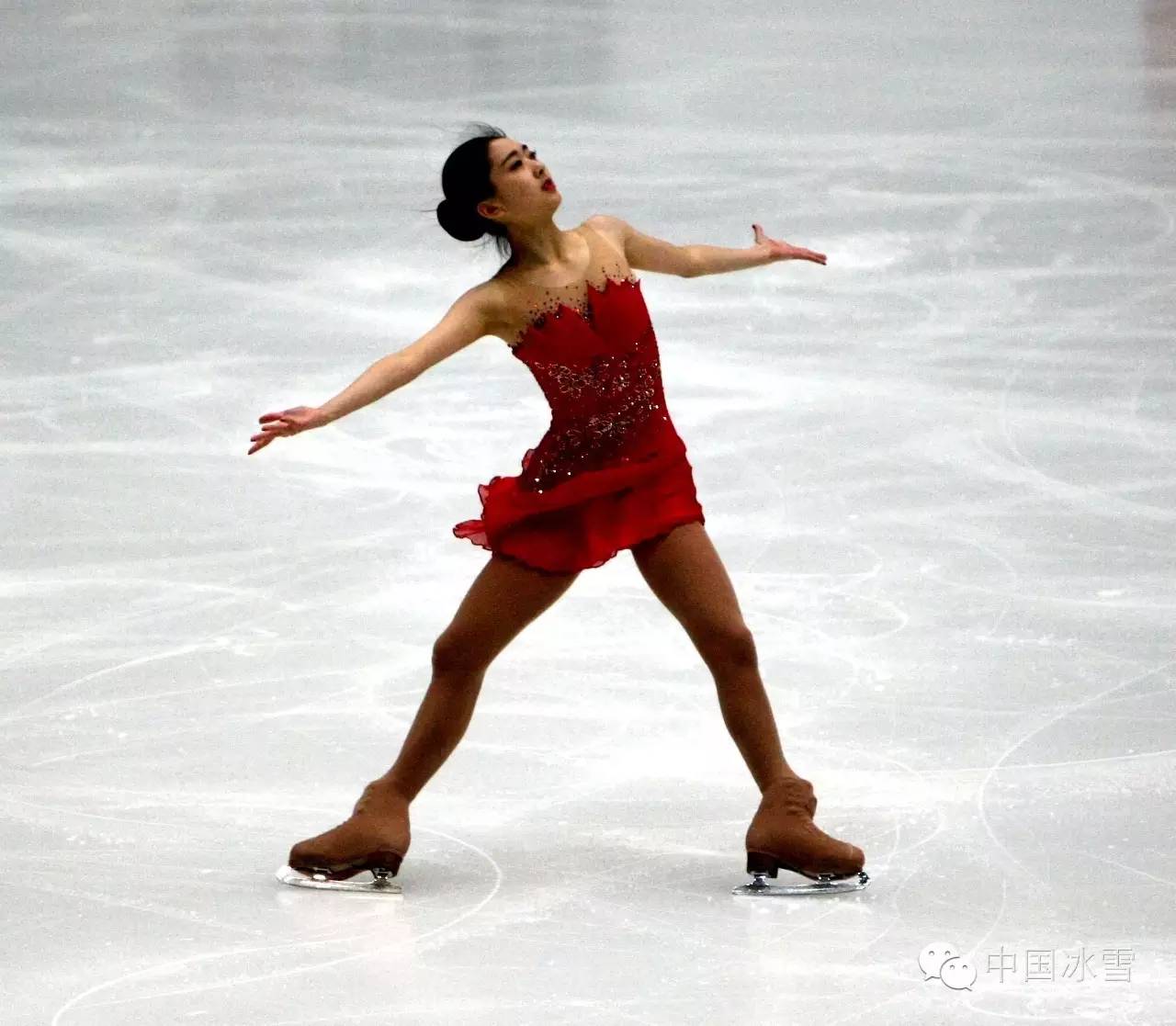 关于花样滑冰选手展现出色表现，斩获冠军的信息