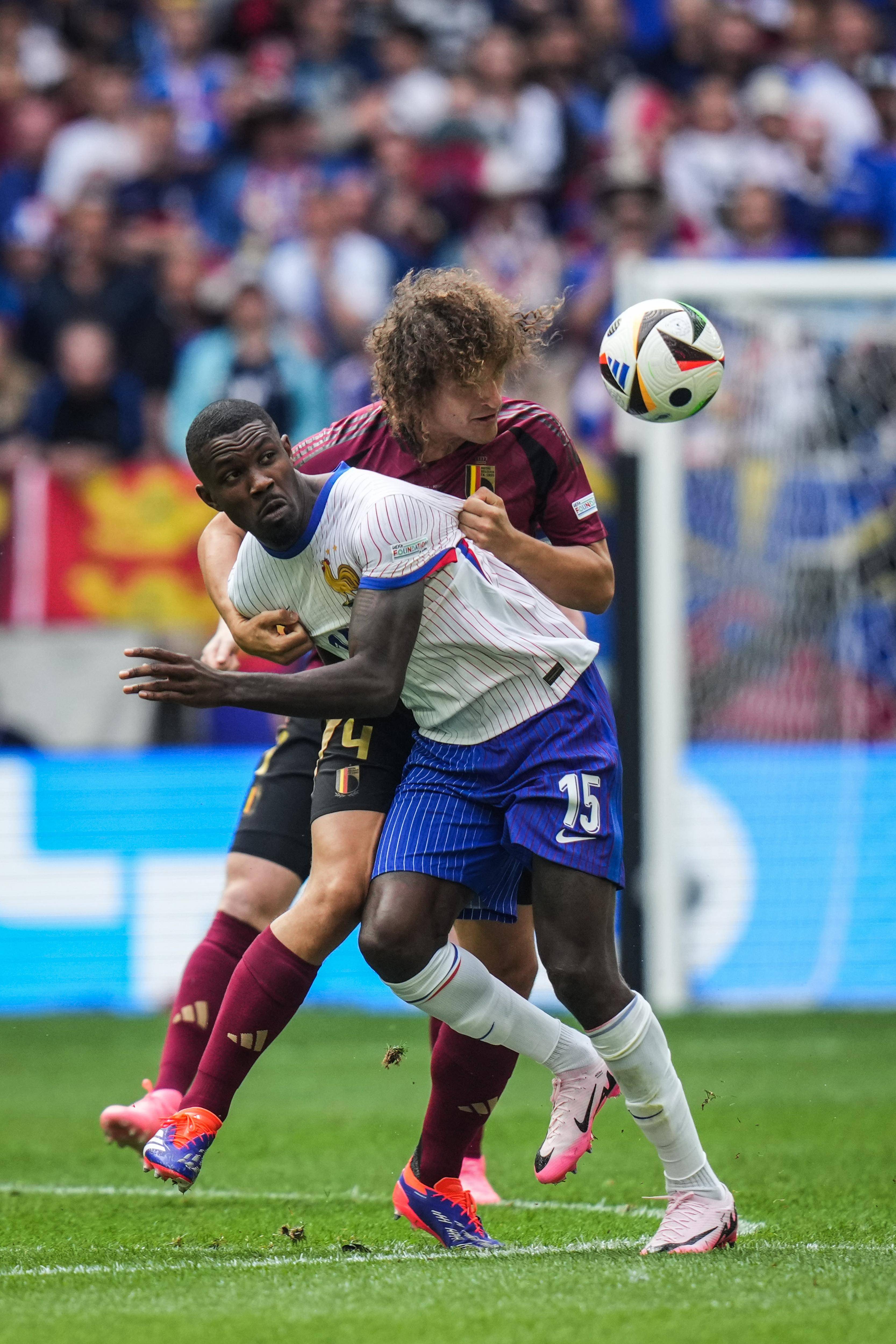 激情四射!欧洲足球赛场上演经典对决的简单介绍 激情四射!欧洲足球赛场上演经典对决的简单介绍