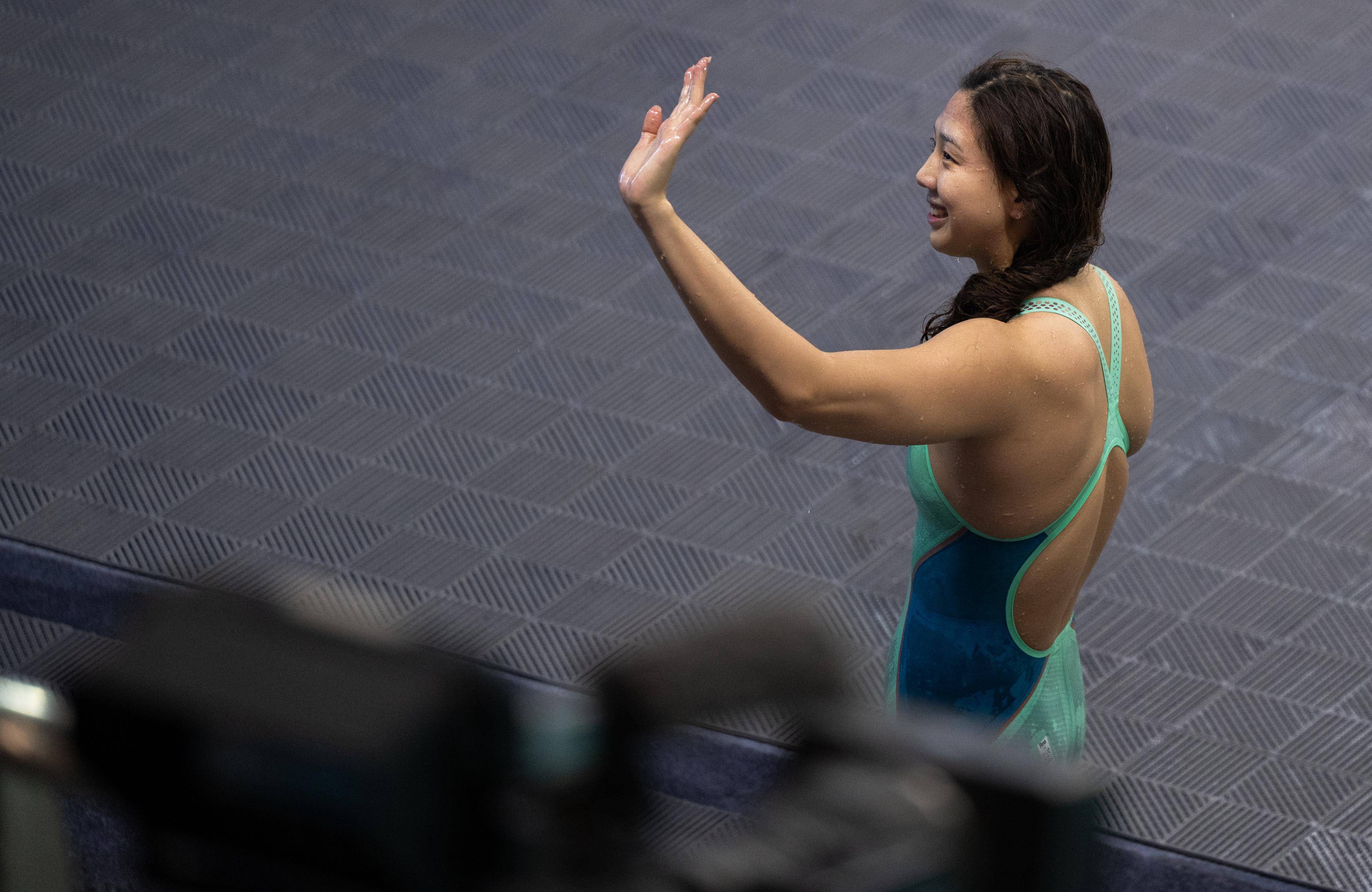 游泳比赛现场观众尖叫不断精彩不断的简单介绍