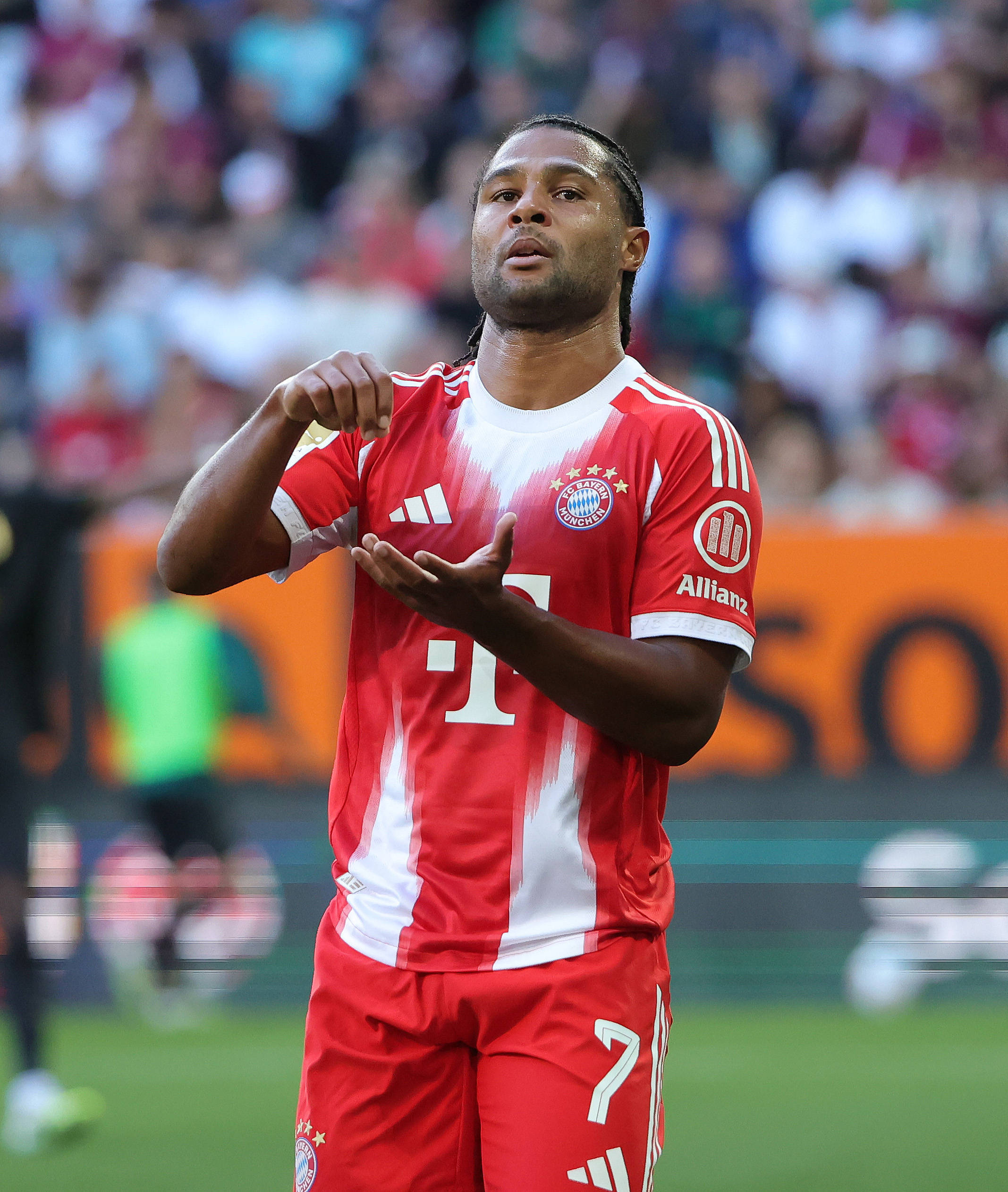 拜仁年轻球员晋升一线队，受到队友祝贺