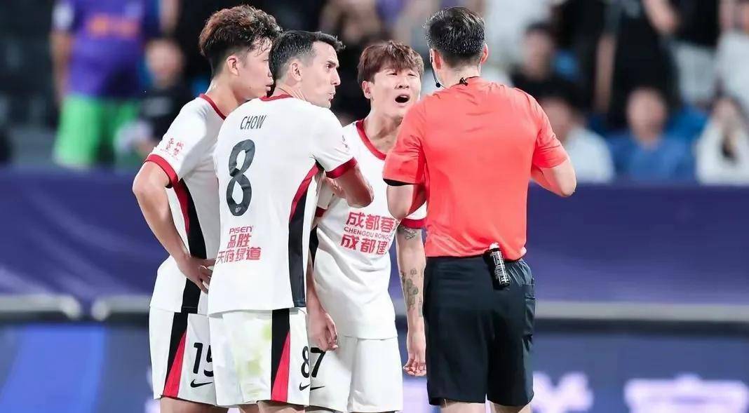 比赛中出现惊险一幕，球迷跌破眼镜