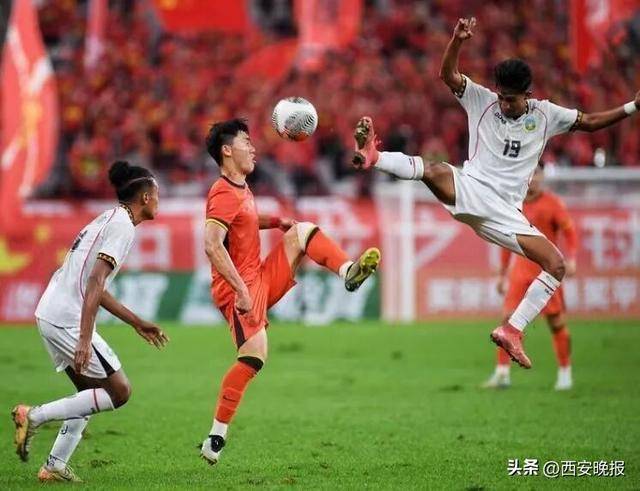 比赛中出现惊险一幕，球迷跌破眼镜