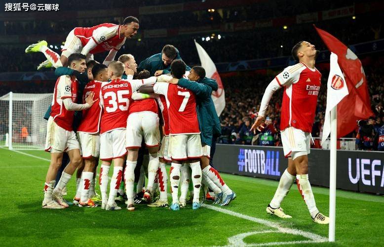 激烈足球对决中球队进攻节奏快速 激烈足球对决中球队进攻节奏快速