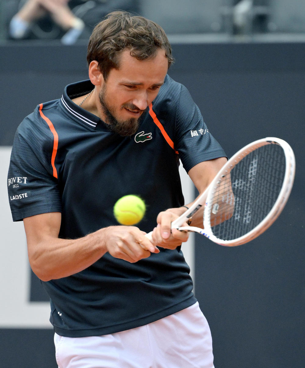 意大利网球队绝杀法国网球队，梅德韦杰夫制霸全场的简单介绍