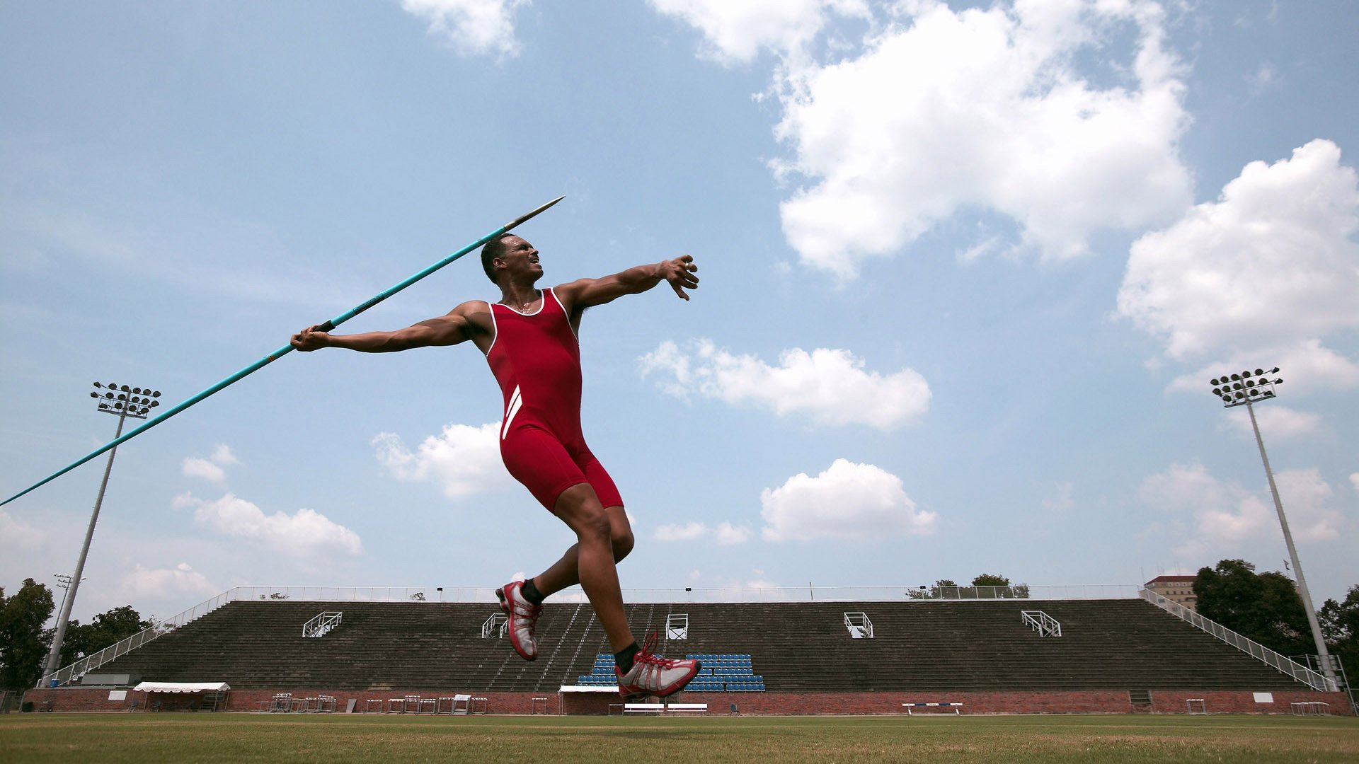 赛道与球场,速度与团队的双重奏